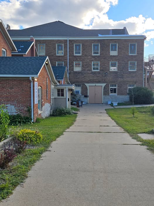 Odd Mama's Antique Mall Storefront